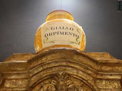 Svetta in alto il �giallo orpimento�, ricavato dal cristallo di solfuro di arsenico e che i Romani utilizzavano duemila anni fa per rappresentare l�oro negli affreschi. �� collocato sopra tutti gli altri perch� contiene arsenico, un elemento tossico�, ci spiega Gomez